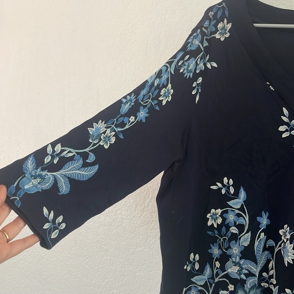 Chico’s V neck Navy Blue shirt size XXL - Picture 2 of 9